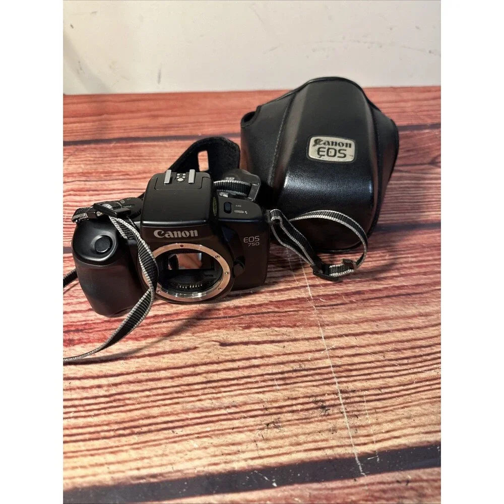 Canon EOS 750 Camera + Case - WORKING